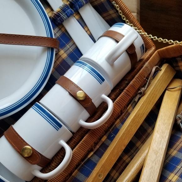 ❗Vintage Wicker Picnic Basket with Utensils❗ - Picture 3 of 15